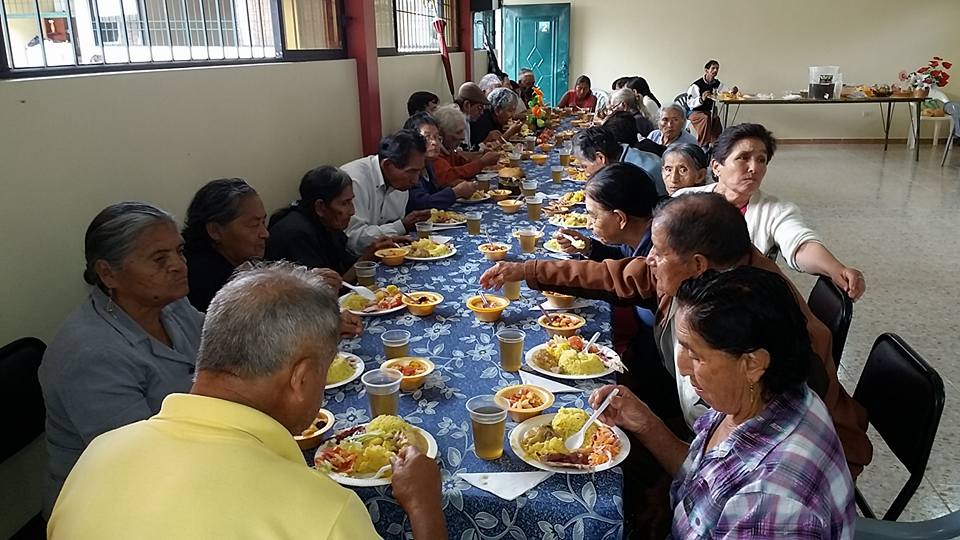 Almuerzo navideño para las personas adultas mayores de la parroquia San Vicente Ferrer.