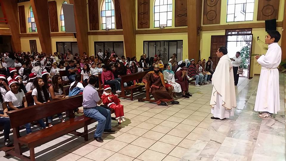 Las diferentes unidades educativas de Pastaza brindaron una eucaristía navideña.