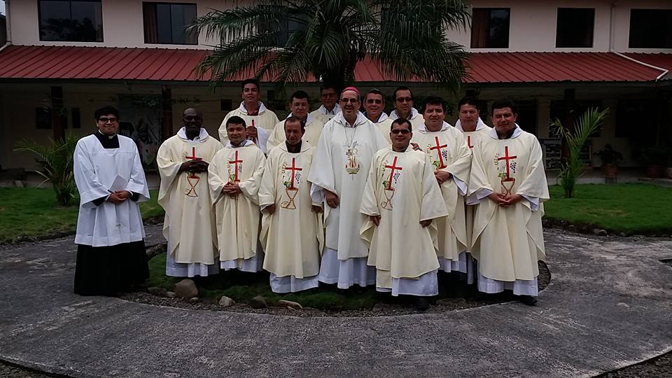 Sacerdotes del Vicariato Apostólico del Puyo se encuentran en un retiro espiritual en el Monasterio de Salcedo.