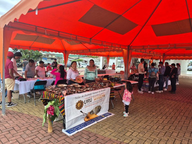 Las mujeres Uru Warmi participan de Feria en Tena.