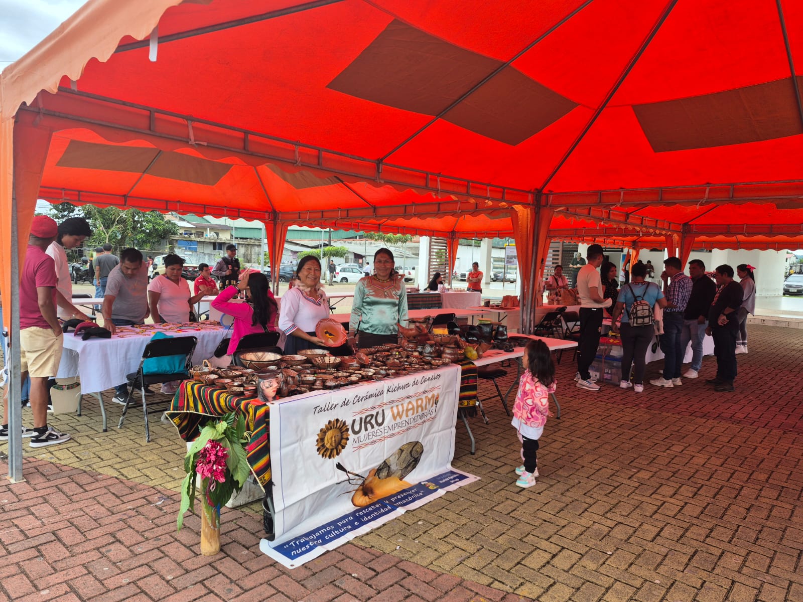 Las mujeres Uru Warmi participan de Feria en Tena.